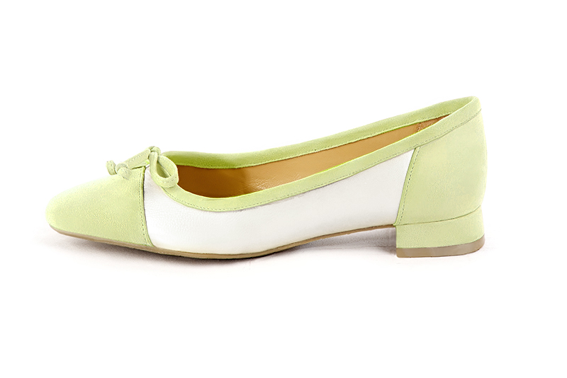Meadow green and pure white women's ballet pumps, with low heels. Square toe. Flat flare heels. Profile view - Florence KOOIJMAN